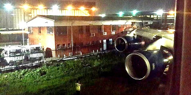 Boeing 747 krilom uništio četvrtinu zgrade; pokušao uzletjeti s pogrešne piste!