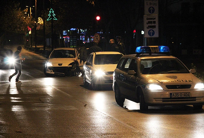 Staro Veležovo: Autom u semafor