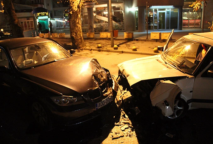 Rondo: Izravan sudar dva automobila, troje ozlijeđenih; Požar: Gorio kontejner, trava i lišće