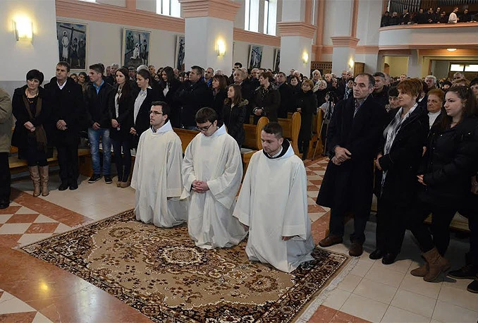 Trojicu članova franjevačke provincije za đakone zaredio Vinko Puljić
