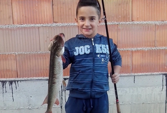 Osmogodišnji Tarik Serdar iz Čapljine na Trebižatu upecao štuku!