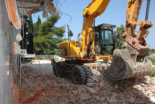 Srušio kuću pod hipotekom i istovario je pred banku!