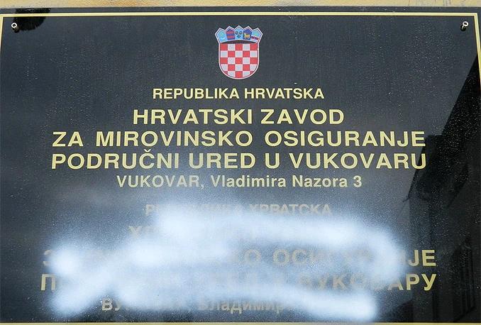 Otkaz za policajca koji je skinuo dvojezičnu ploču