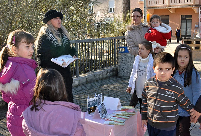 Nesvakidašnji prizor: Okupljenoj djeci recitiraju pjesmice na glavnom gradskom trgu