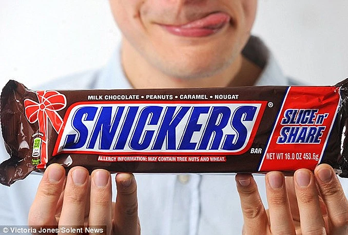 Prodan Snickers težak pola kilograma