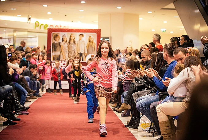 Održana dječja modna revija i druženje sa svetim Nikolom u Mepas Mallu