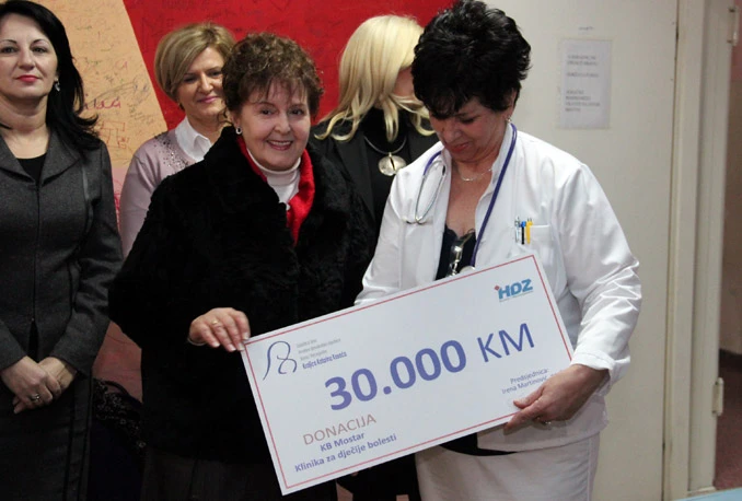 Žene HDZ-a: Uručena donacija od 30 000 KM i paketići Klinici za dječje bolesti