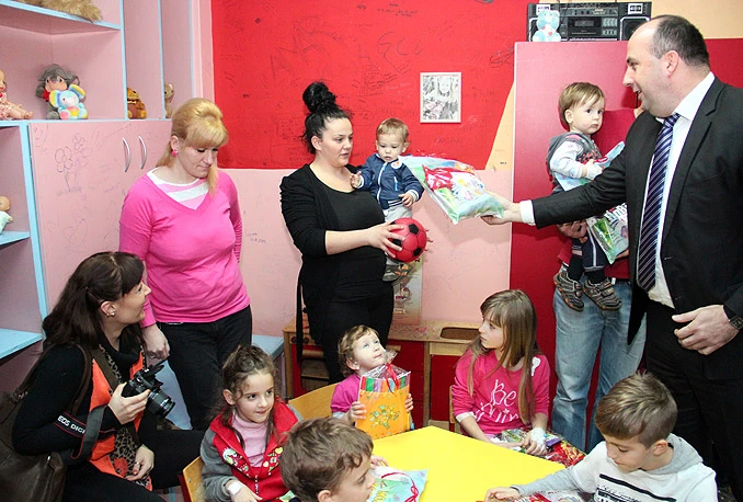 Premijer HNŽ darovao mališane na Klinici za dječje bolesti