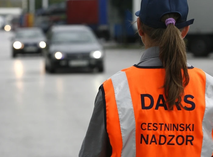 Oko auta su postavili signalne stupiće i s vozačicom pričekali vučnu službu; Cijena 350 Eura