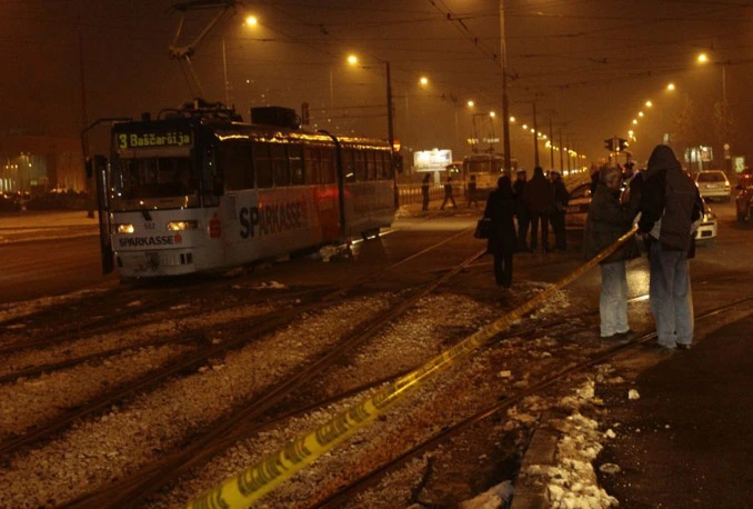 U naletu tramvaja poginula ženska osoba