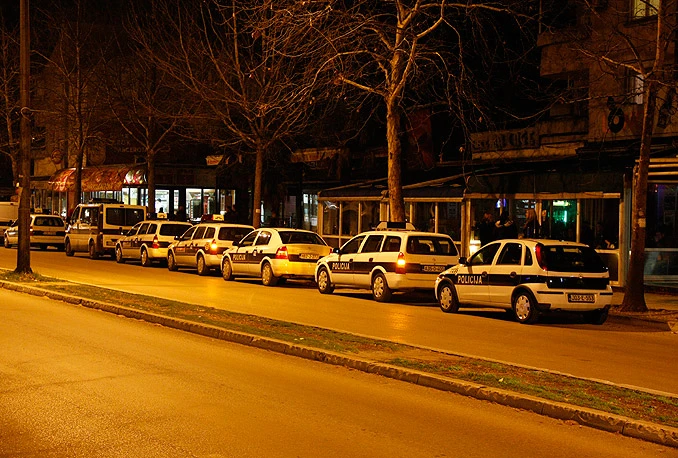 Racija u i ispred kafića na Starom Veležovom igralištu, zapljena droge i hladnog oružja
