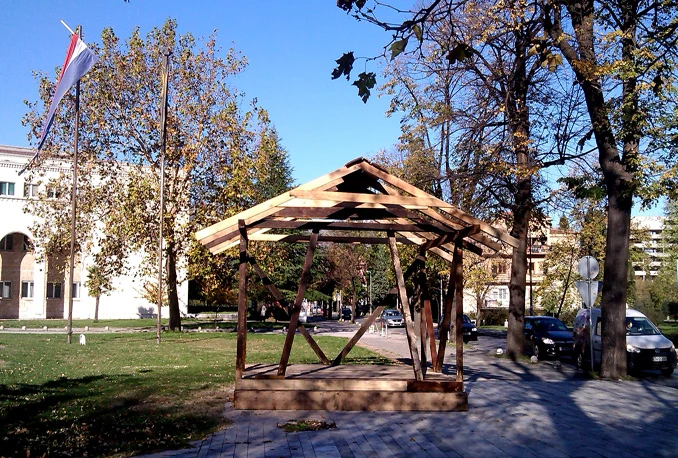 Na Rondou započelo postavljanje božićnih jaslica