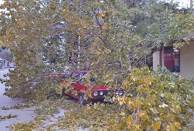 Jak bočni vjetar prevrnuo prikolicu kamiona na Bišću polju