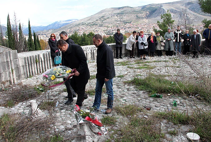 Polaganjem cvijeća na spomenicima u Mostaru i satom povijesti obilježen Dan državnosti BiH
