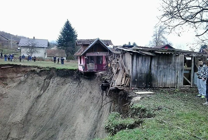 Nestalo jezero, a rupa sve veća i veća