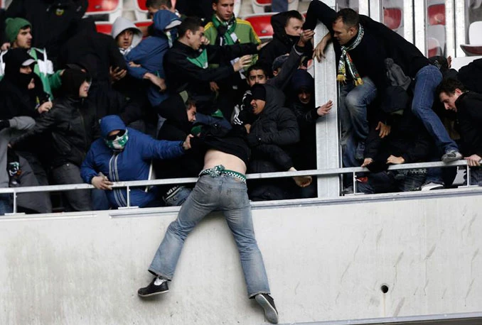 Huligani St. Etiennea gađali stolicama domaće navijače, ozlijeđeno devet osoba