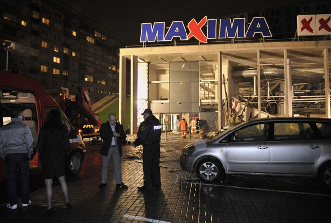 Najmanje 32 mrtvih u urušavanju krova supermarketa starog 2 godine