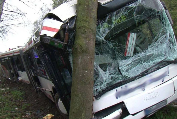 Autobus sletio s ceste, ozlijeđeno 17 djece