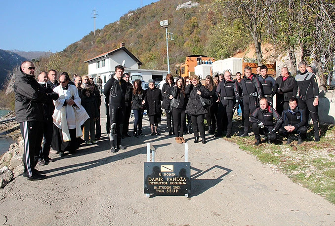 Članovi SEUH postavili spomen ploču nedavno preminulom kolegi Damiru Pandži