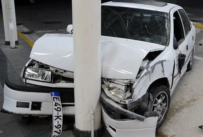 Mostar: Opelom udario u stup na benzinskoj crpki