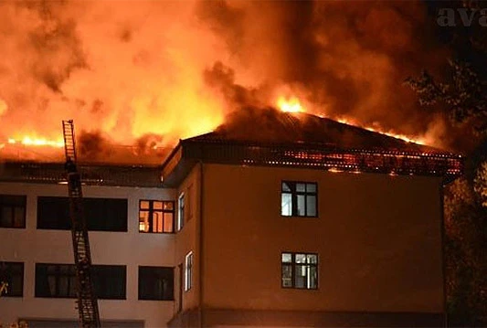 Počinju radovi na rekonstrukciji uništenog krova bolnice u Bihaću