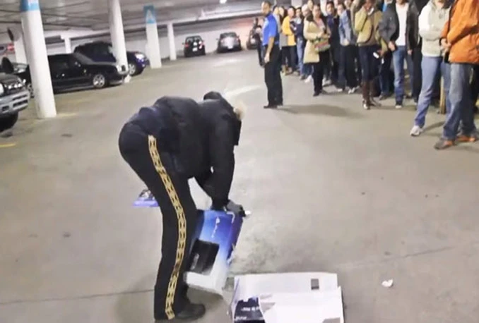 Kupio novi Play Station 4 i razbio ga ispred trgovine!