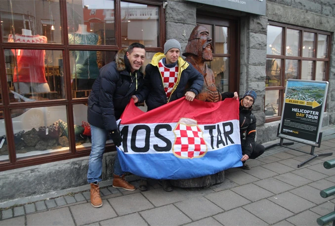 Hrvatski navijači pristižu kao podrška Vatrenima; među prvima u Reykjaviku skupina iz Mostara