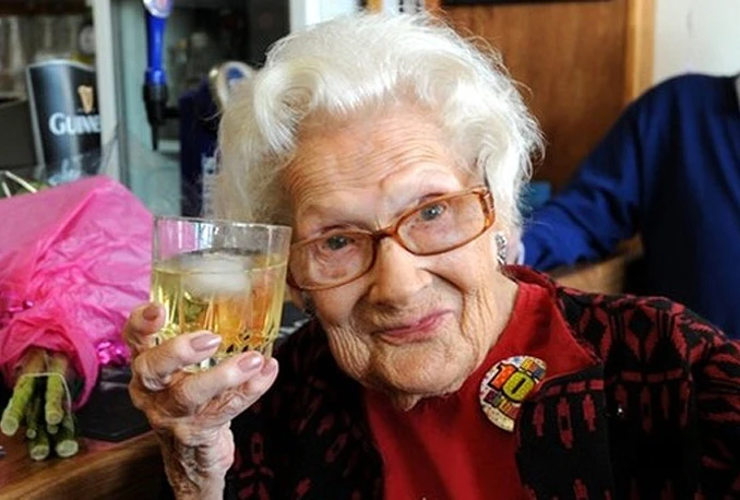 Proslavila je stotu: 'Živa sam zbog čaše whiskeya i cigareta'