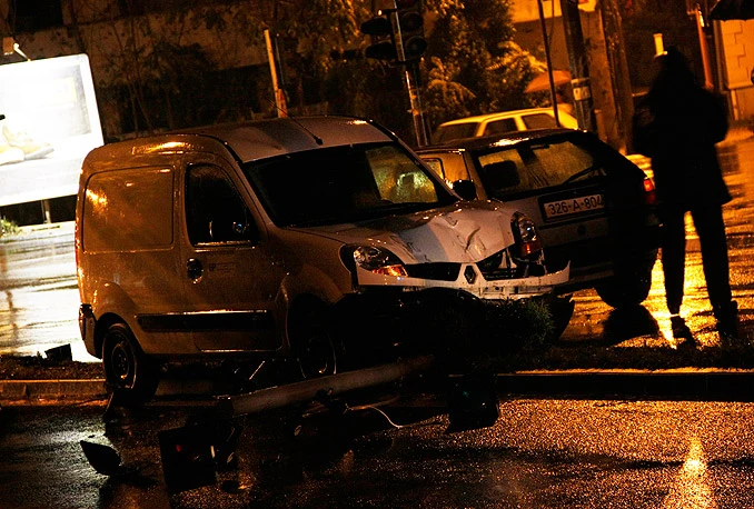 Pijani vozač Renaultom 'pokosio' semafor na Bulevaru
