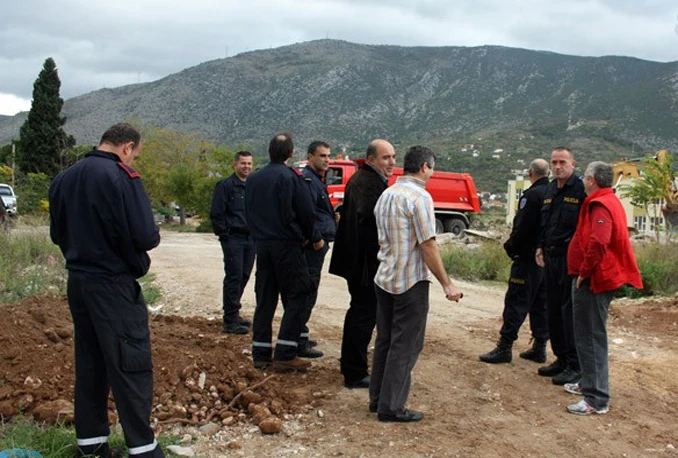 Radnici blokirali put koji koriste mostarski vatrogasci, policija i Crveni križ