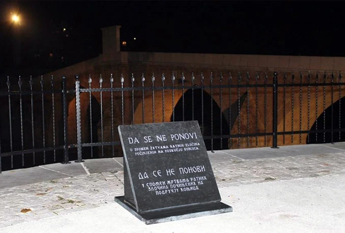 Postavili spomen-ploče žrtvama ratnih zločina u Bugojnu, Foči i Konjicu