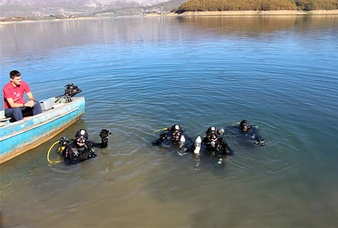 Polaganje svijeća u Ramsko jezero