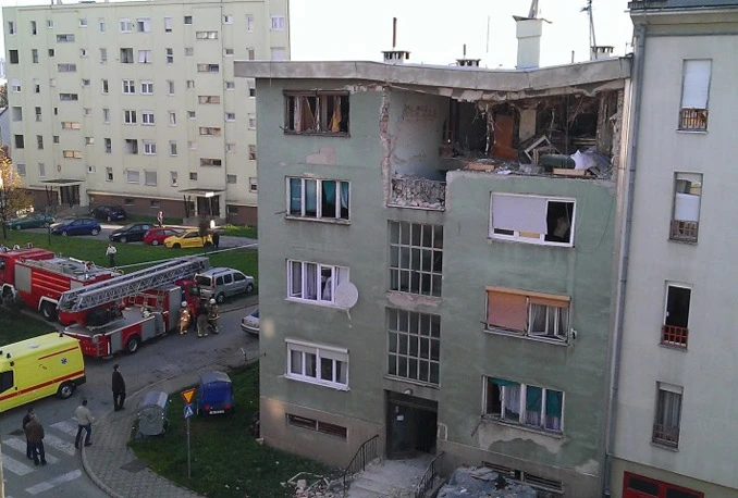 Eksplozija plina raznijela stan, jedna osoba ozlijeđena