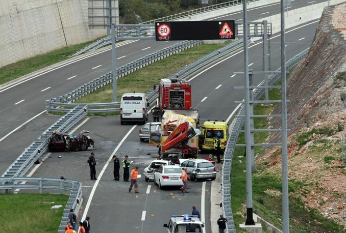 Lančani sudar: Nesreća sa kamionima, osobnim vozilima i hitnom pomoći