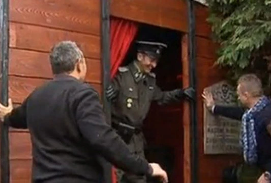 Za maškare postavili vagon namijenjen deportaciji frankofonih stanovnika!