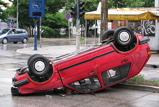 Autom udario u semafor pa se prevrnuo na krov