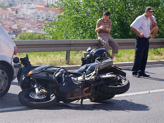 U sudaru motocikla i automobila lakše ozlijeđen motociklist