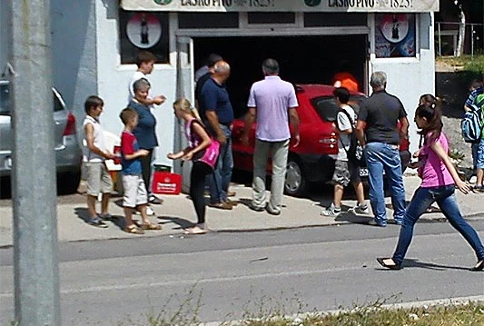 Parkirala u izlog trgovine!