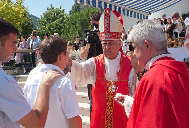 Biskup u Mostaru podijelio sakrament Svete potvrde za 650 mladića i djevojaka