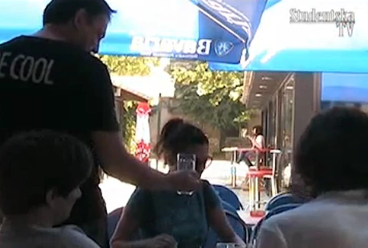 VIDEO: Izlazi iz kafića!