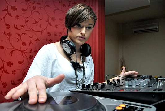 Disc Jockey je osoba koja živi glazbu