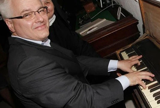 Josipović zasvirao časnim sestrama