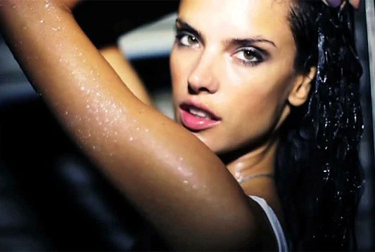 VIDEO: Alessandra Ambrosio u prozirnim i mokrim krpicama slavi toplije dane