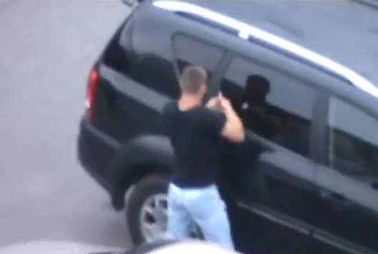 Razbili prozor na automobilu i ukrali torbu