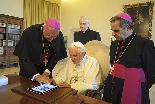 Papa na Twitteru najavio novi portal