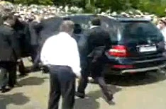 Dmitrij Medvedev zaboravio stisnuti kočnicu i zaletio se u gomilu