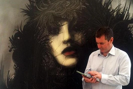 U Klubu Aluminij nesvakidanja izložba Matthewa Watkinsa, naziva ''Fingerpaintings''
