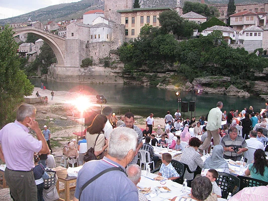 Predstavnici općine Bayrampasha upriličili zajednički iftar ispod Starog mosta