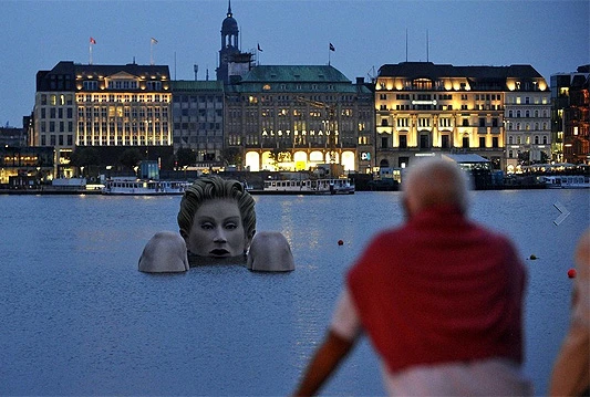 Što li to izviruje iz jezera?!