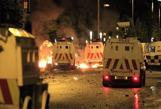 Zapaljena dva policijska vozila u Tottenhamu